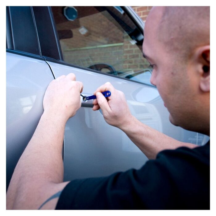 locksmith fixing car lock